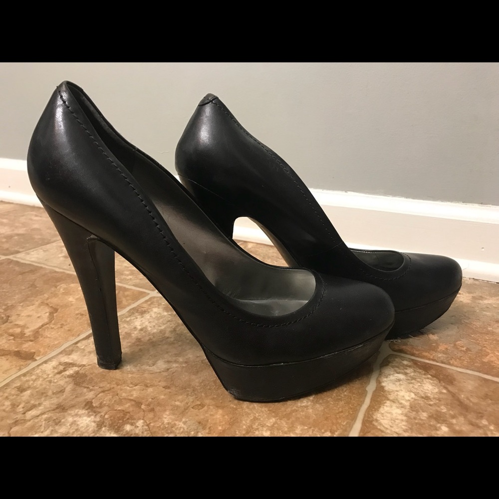 Guess Pumps